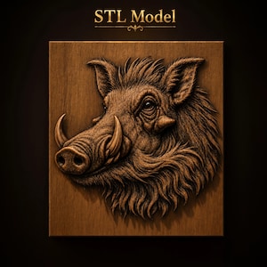Puede incluir: Una placa de madera cuadrada con un relieve detallado de una cabeza de jabalí con colmillos prominentes y pelaje texturizado. El texto 'STL Model' está impreso en dorado sobre la talla, que se encuentra sobre un fondo marrón oscuro.