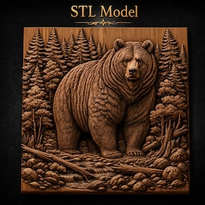 Può includere: Un rilievo quadrato in legno raffigurante un orso grizzly in una foresta con pini, rocce e tronchi caduti. Il testo STL Model è centrato in alto. Il design mostra texture dettagliate del pelo ed elementi naturali del paesaggio.