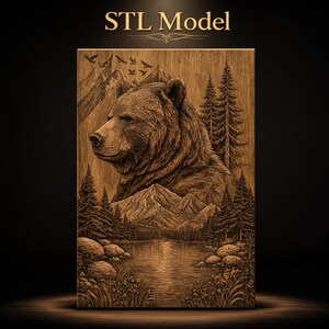 Puede incluir: Un panel de madera rectangular con una intrincada talla en relieve de una cabeza de oso de perfil, sobre un paisaje de montañas, pinos, un lago y aves en vuelo. El texto STL Model se muestra en la parte superior de la imagen.