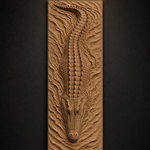 Puede incluir: Un relieve rectangular que muestra un cocodrilo nadando a través de agua texturizada. El panel de color madera marrón claro muestra el texto STL Model en la parte superior. El cocodrilo se representa desde una vista superior con escamas detalladas.