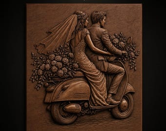 Op de afbeelding: Een bruin, vierkant reliëf met bovenaan de tekst STL Model. Het toont een persoon in een trouwjurk met sluier en een persoon in een pak die samen op een scooter rijden. Een groot boeket rozen is aan de achterkant van de scooter bevestigd.