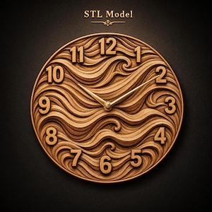 Könnte beinhalten: Eine runde Wanduhr mit geschnitzter Holzmaserung und fließenden Wellenmustern. Das Zifferblatt zeigt erhabene Ziffern von 1 bis 12 und zwei dünne goldfarbene Zeiger. Der Text 'STL Model' ist in Gold über der Uhr abgebildet.