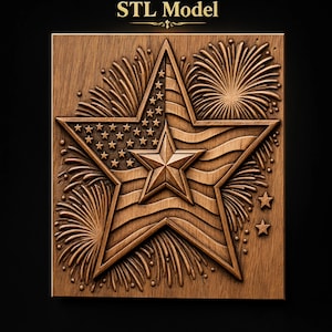 Könnte beinhalten: Ein quadratisches Holzrelief mit einem zentralen fünfzackigen Stern, der über einer größeren Sternform liegt. Das Design zeigt ein Flaggenmuster mit Sternen und Streifen, umgeben von geschnitzten Feuerwerkskörpern und zwei kleinen Sternen.