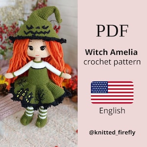 Op de afbeelding: Haakpatroon PDF voor een groene heksenpop genaamd Amelia. De pop heeft oranje haar, een groene jurk met een zwart-witte rand en een groene heksenhoed met een pompoengezicht. Het patroon is in het Engels.  @knitted_firefly