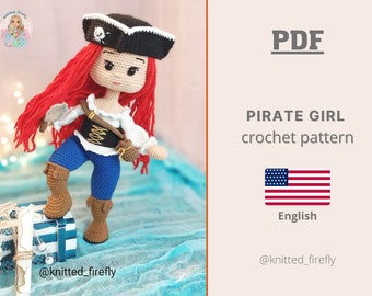 Könnte beinhalten: Häkelanleitung für eine Piratenmädchenpuppe. Die Puppe trägt ein blaues und weißes Outfit mit einer schwarzen Weste und einem braunen Piratenhut. Die Anleitung ist in Englisch verfügbar.