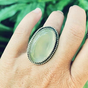 Anello unico nel suo genere con pietra di luna fumé