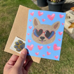Cachorro fofo com óculos de sol em forma de coração Dia dos Namorados ou só porque sim | Cartão para o amor | Cartão de felicitações rosa ilustrado | Em branco por dentro