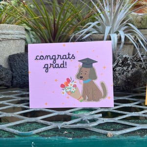 Tarjeta de celebración de graduación / Ceremonia de escuela secundaria, universidad y universidad / Lindo cachorro con birrete de graduación, ramo de flores de confeti especial