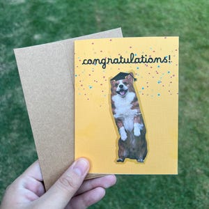 Kaart viering afstuderen | High School College University-ceremonie | Schattige puppyhond met hoedje confetti bloemboeket speciale corgi