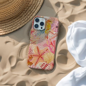 Puede incluir: Una funda para teléfono con una escena submarina colorida que presenta caballitos de mar, estrellas de mar, corales y conchas marinas. La funda está diseñada para un smartphone con una protuberancia de cámara.
