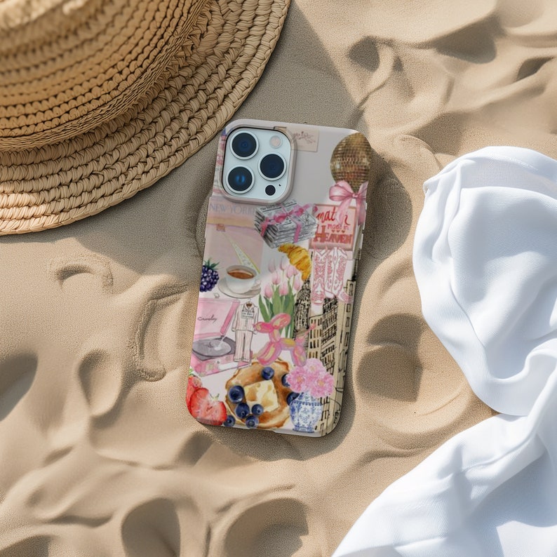 Op de afbeelding: Een roze en witte iPhone-hoes met een collage van afbeeldingen, waaronder een discobal, een roze ballon, een kopje koffie en een platenspeler. De tekst "What a Wonderful World" is zichtbaar op de hoes.