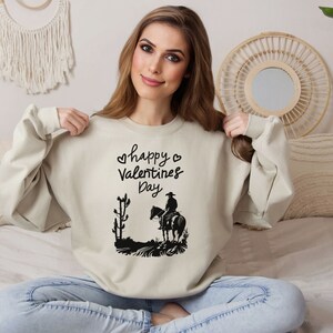 ウエスタンバレンタインスウェットシャツ、カウボーイバレンタイングラフィックTシャツ、ファームハウスバレンタインデー、バレンタインデースウェットシャツカップルへのギフト、彼、彼女へ