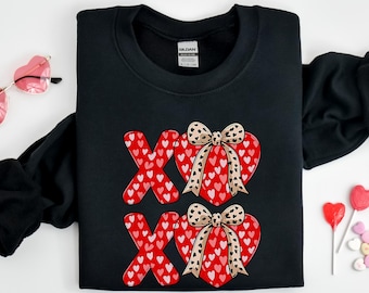 XOXO バレンタイン スウェットシャツ、ハート セーター ラブ シャツ、彼女へのリボン コケット バレンタイン ギフト XOXO、バレンタインデー スウェットシャツ、バレンタイン