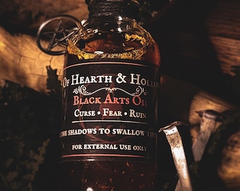 Peut inclure: Une bouteille en verre ambré foncé, étiquetée "Black Arts Oil" avec les mots "Curse, Fear, Ruin". La bouteille a un bouchon noir et est placée sur un fond sombre et rustique. Le texte "For External Use Only" est également visible.