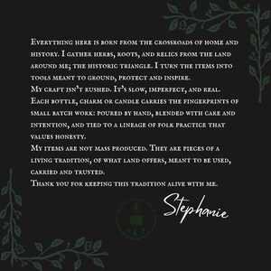 Peut inclure: Fond vert fonc&eacute; avec du texte blanc d&eacute;crivant des articles artisanaux. Le texte mentionne des herbes, des racines et des reliques, et les articles sont destin&eacute;s &agrave; ancrer, prot&eacute;ger et inspirer. Sign&eacute; "Stephanie".
