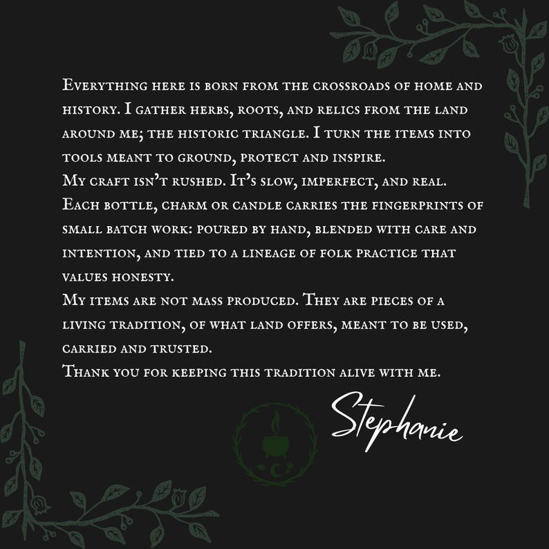 Peut inclure: Fond vert fonc&eacute; avec du texte blanc d&eacute;crivant des articles artisanaux. Le texte mentionne des herbes, des racines et des reliques, et les articles sont destin&eacute;s &agrave; ancrer, prot&eacute;ger et inspirer. Sign&eacute; "Stephanie".