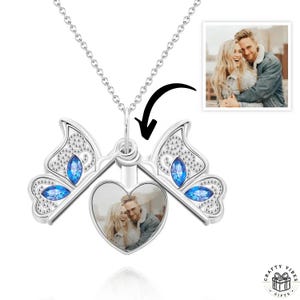 Collier papillon avec médaillon photo personnalisé : pendentif souvenir personnalisé, alliage et verre, longueur de chaîne réglable | Offrez-lui un cadeau significatif