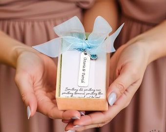 Recuerdo nupcial Something Blue Charm: Cristal brillante transparente - Adorno personalizado para ramo, recuerdo de boda, en caja de regalo, hecho a mano