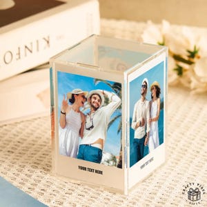 カスタム写真入りアクリル製テーブルサイン（結婚式用）：四面ポラロイド風デコレーション（パーソナライズされた画像プリント、2.68×3.94インチ、アクリル製記念品）