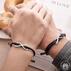 Bransoletka z imieniem i napisem Infinity Wrap ze skóry: spersonalizowane podwójne owinięcie, elegancka czarna skóra | regulowane dopasowanie, stal nierdzewna | prezent dla obu płci