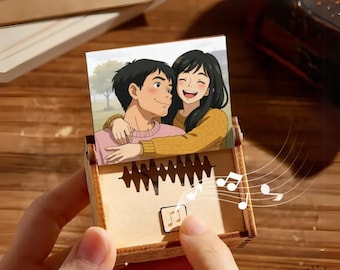 Carillon personalizzato in stile anime con ritratto, regalo di compleanno, illustrazione disegnata a mano (melodia personalizzata, in legno, 4,9x4,2 cm)