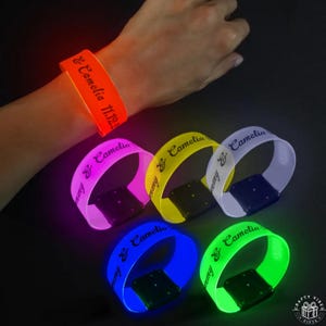 Personalisierte Glow Armbänder LED leuchten Konzert Glow in the Dark Armbänder Benutzerdefinierte Foto Bachelorette Party Favors Geschenk für Braut zu sein