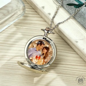 Taschenuhr-Elegant im Vintage-Stil: Individuelle Gravur-Botschaft, Schwarz Silber Gold | Legierung Kette, Jubiläum Geschenk Ihn | 5x6cm