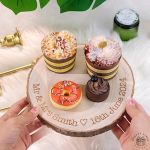 Exhibición de pastel de bodas con rebanadas de madera grabadas, bandeja rústica personalizada (bordes de corteza natural, varios tamaños, regalo personalizado)