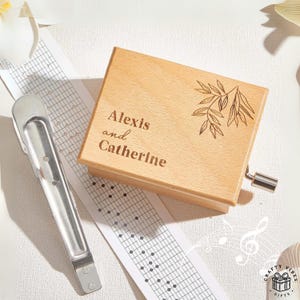 Custom Wooden Hand Cranked Music Box Anniversary Music Gift Paper Strips Keepsake Box Printed Notes Hand Crank Music Box Gift for Couples