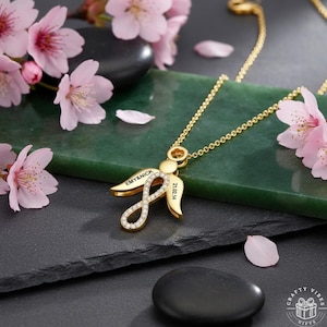 Pode incluir: Um conjunto de três vasos de cerâmica branca com textura canelada. O vaso mais alto tem cerca de 25 cm de altura, o médio 20 cm e o menor 15 cm. Os vasos têm alturas diferentes.