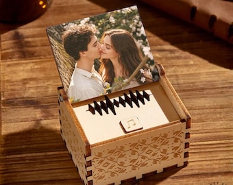 Personalisierte Spieluhr aus Holz: Personalisiertes Andenken mit Gravur, tragbarer Song Player | Holz, Sprachaufnahme Geschenk | 6.1x4.9x4.2 cm