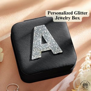 Portagioie con iniziale glitterata personalizzata, monogramma personalizzato, accessorio essenziale da viaggio, regalo per damigella d'onore, bomboniera per lei