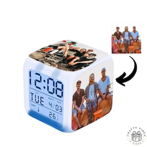 Reloj digital LED con foto personalizada: luz nocturna con alarma personalizada, cubo que cambia de color (sensor táctil, plástico, 7,6 cm)