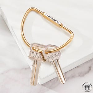 Llavero de regalo grabado a medida: Mosquetón de cobre personalizado - Mecanismo de cierre de rosca, equipo resistente para actividades al aire libre.