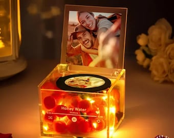 Caja de cumpleaños acrílica con canción personalizada - Mini caja de música de vinilo personalizada - Luz ambiental, espacio para foto, recuerdo portátil de 8 cm