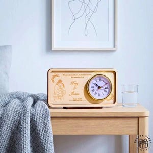 Horloge photo personnalisée : motif gravé rustique chic - horloge murale en bois personnalisée, bois naturel, cadeau souvenir de mariage