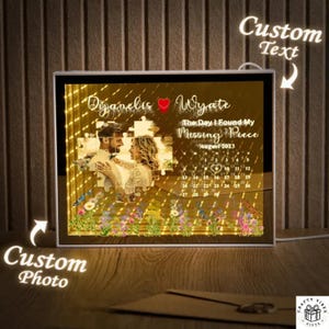 Lichtlijst met ontbrekend ontwerp: romantische fotokalender in puzzelstijl, warme ledgloed (aangepaste namen, meerdere maten, hout of glas)