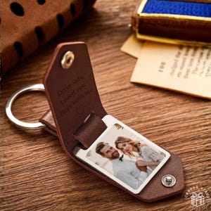 Custom Leather Photo Keychain Personalized Date Keyring Engraved Message Gift for Couple Anniversary Keepsake for Him Her Birthday Present
Close-up of a custom leather keychain featuring a photo insert, showcasing the high-quality engraving and sleek design.