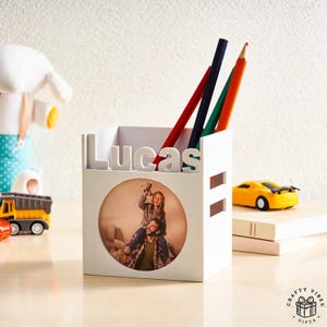 Organizador de escritorio personalizado con portalápices y fotos: muestra el nombre personalizado, decoración para habitaciones infantiles (impreso en 3D, PLA, 9x10x7cm)