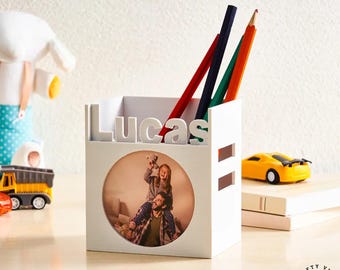 Portapenne personalizzato con foto, organizer da scrivania: mostra il nome personalizzato, decorazione per la cameretta dei bambini (stampa 3D, PLA, 9x10x7 cm)