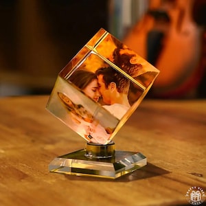Photo Crystal Cube Keepsake - Gepersonaliseerd geheugenornament - Magisch draaibaar frame 50 mm, led-verlichting, herdenkingscadeau, woondecoratie