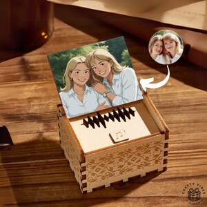Caja de música personalizada con temática de anime: ilustración dibujada a mano, diseño en madera, melodía personalizada y opción de grabación de voz.