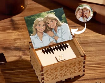 Carillon personalizzato a tema anime: illustrazione disegnata a mano, design in legno, melodia personalizzata, possibilità di registrazione vocale.