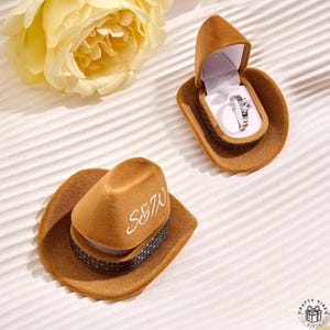 Chapeau de cowboy en velours pour proposition de boîte à bagues - Initiales personnalisées, cadeau de fiançailles rustique - Plastique durable, finition velours doux