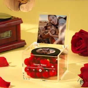 Mini Record Box Personalized Photo Music: Retro Vinyl Style, Acrylic Material (Wind-Up Melody, Portable Keepsake Gift)
