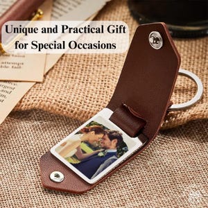 Custom Leather Photo Keychain Personalized Date Keyring Engraved Message Gift for Couple Anniversary Keepsake for Him Her Birthday Present
The engraved leather keychain displayed with a couple's photo, emphasizing its sentimental value as a keepsake.