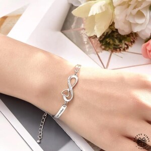 Infinity armband strass koper, aangepaste naam armband, sierlijke aandenken manchet (verstelbaar formaat, gegraveerd koper, cadeau voor moeder)