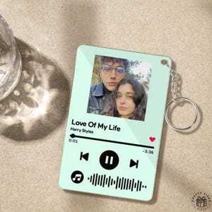 Aangepaste muziekaandenken met QR-code: gepersonaliseerde fotosleutelhanger, scanbare nummerlink (acrylmateriaal, compact formaat, cadeau-idee)