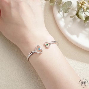 Pulsera abierta con piedra natal: Gemas en forma de doble corazón - Cobre grabado, regalo personalizado para mamá o esposa.