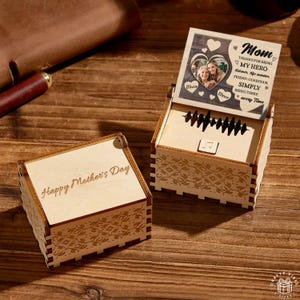 Gepersonaliseerde foto houten muziekdoos Aangepaste hart houten geheugen spraakrecorder doos met namen Bericht Verjaardag Uniek aandenken cadeau voor moeders